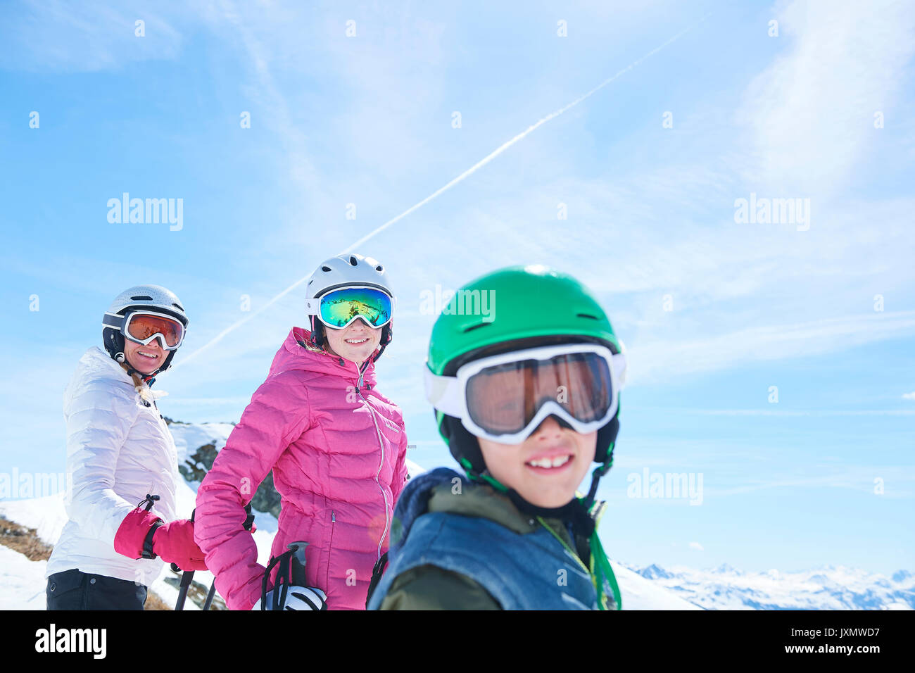 Mutter, Tochter und Sohn auf Skiurlaub, Hintertux, Tirol, Österreich Stockfoto