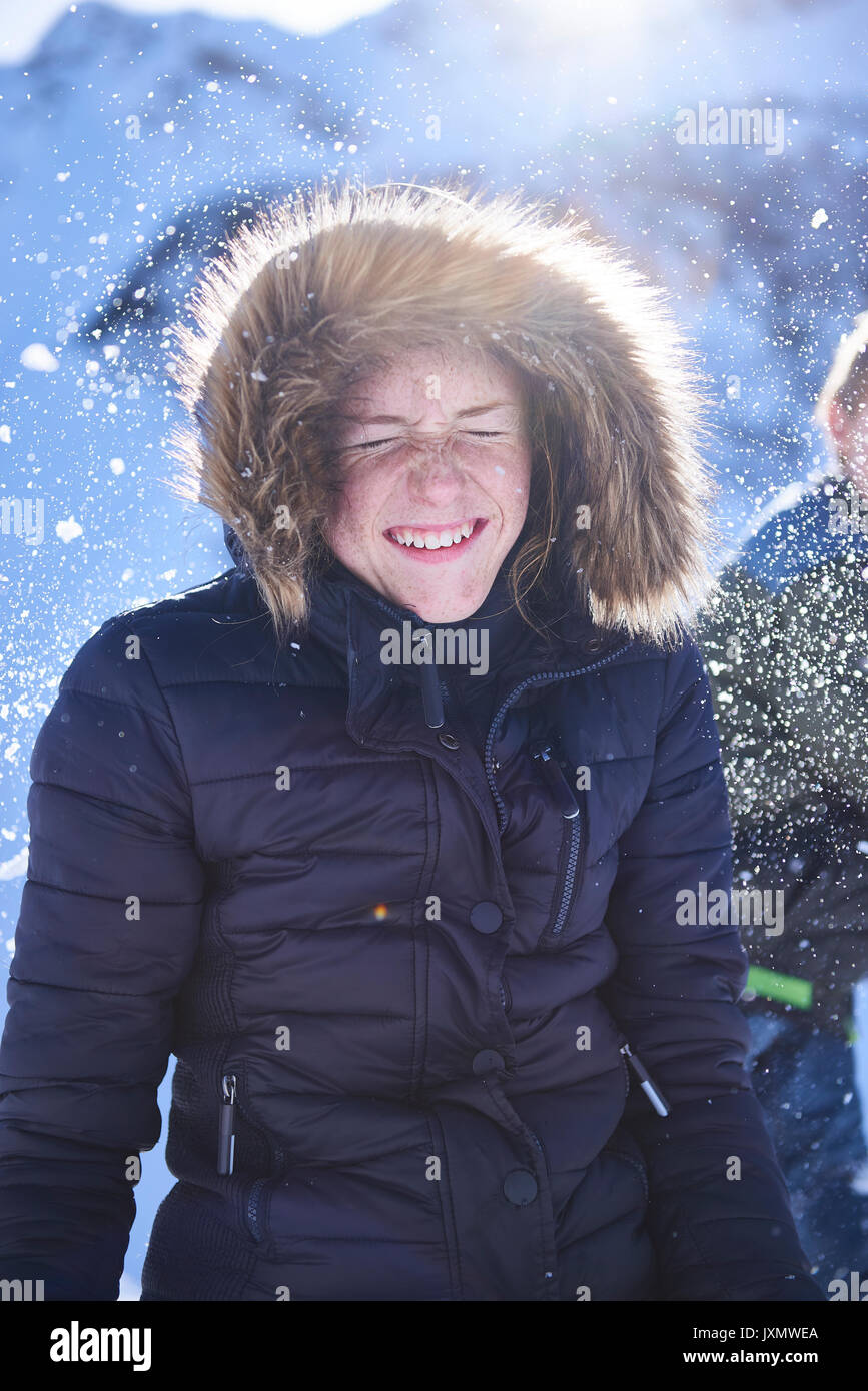 Geschwister in Snow Ball Fight, Hintertux, Tirol, Österreich Stockfoto