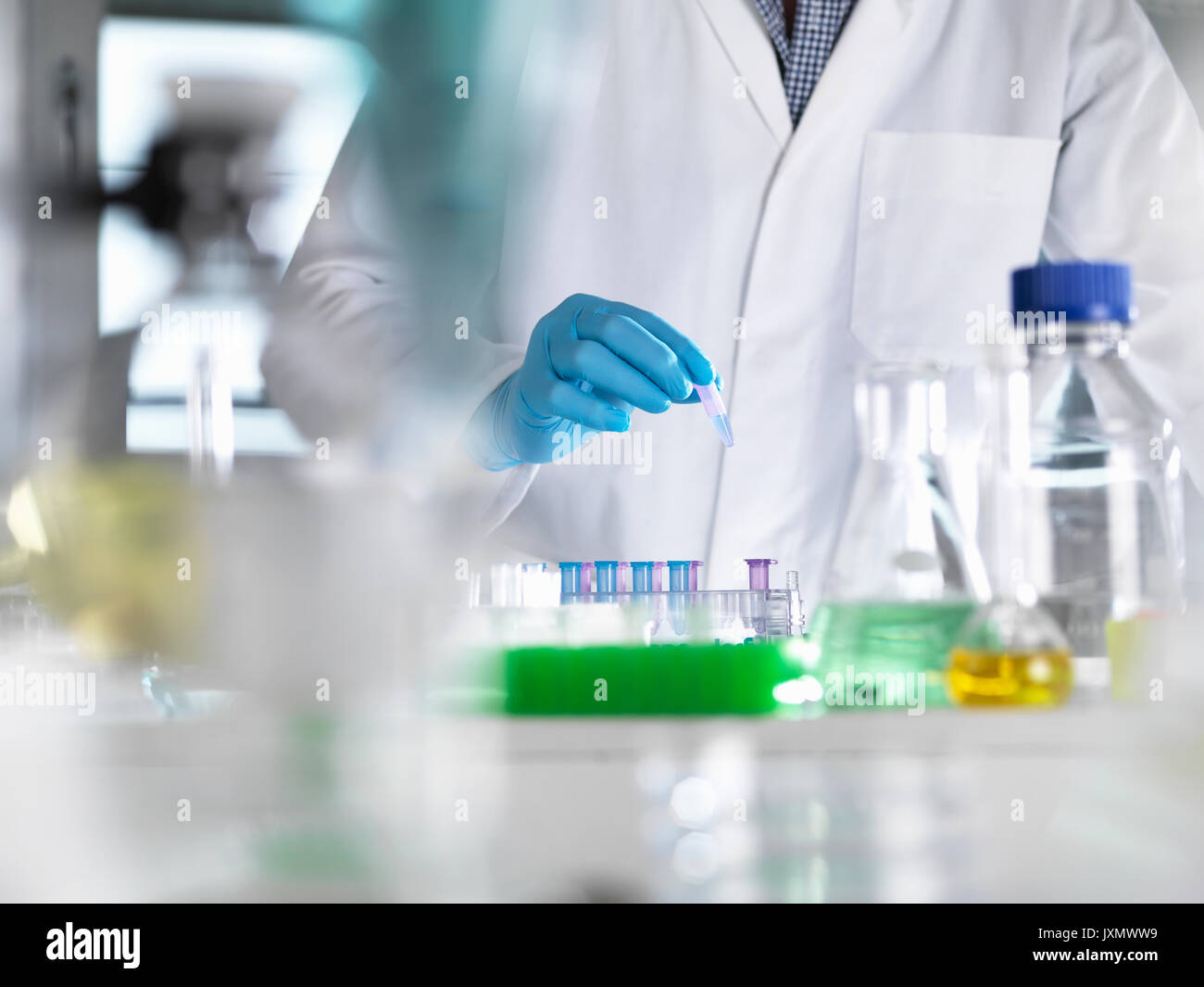 Wissenschaftler Vorbereitung DNA-Proben für die Prüfung im Labor Stockfoto
