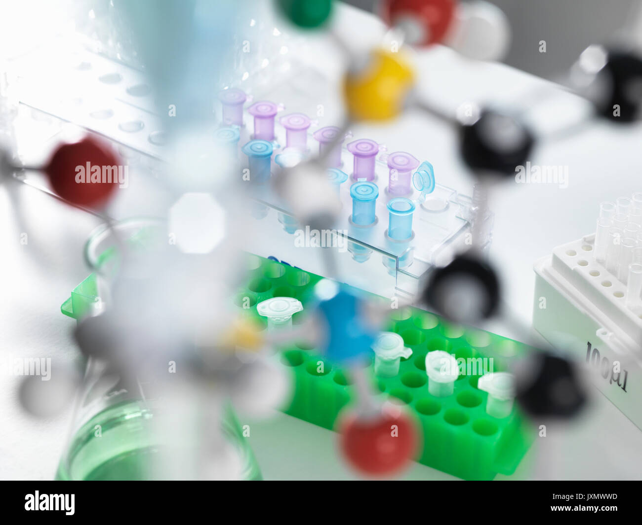 Blick durch molekulare Modell auf Eppendorf Röhrchen, die verwendet werden, um eine Probe im Labor zu testen Stockfoto