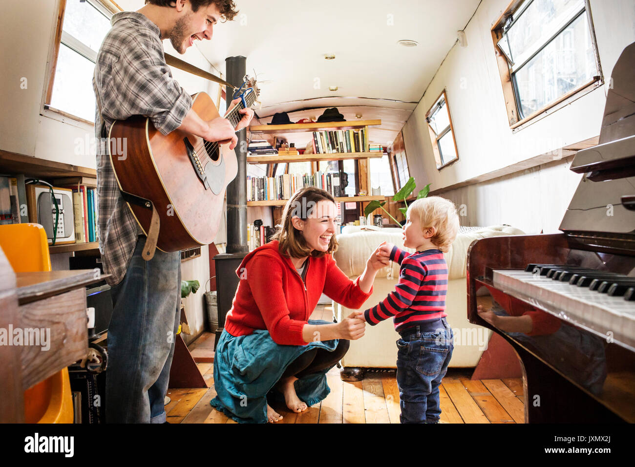 Familie mit Baby Boy auf der barge Gitarre spielen und Tanzen Stockfoto