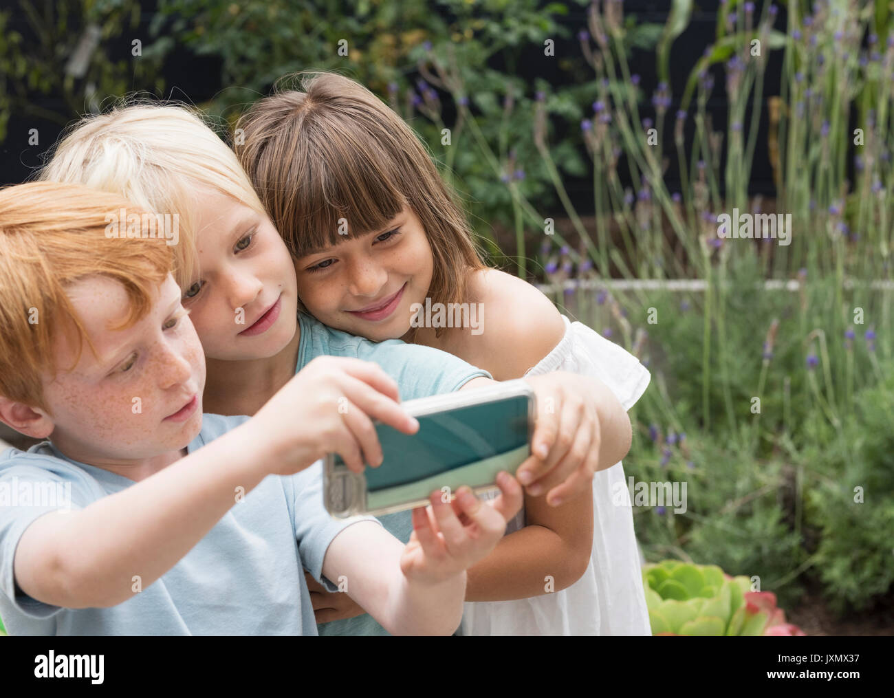 Lächelnde Kinder nehmen selfie Stockfoto