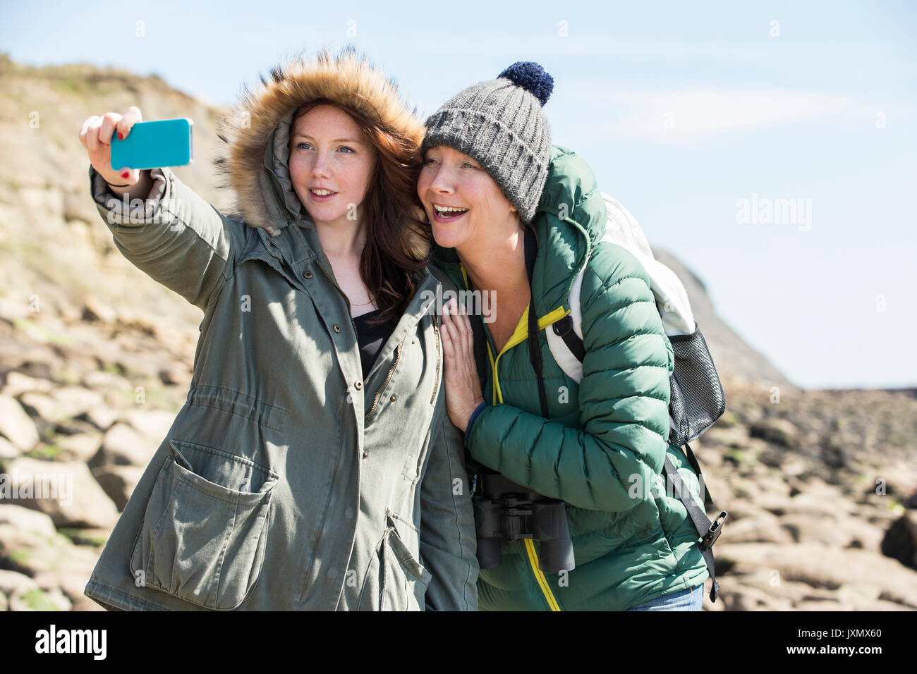Mutter und Tochter unter selfie von Seaside, Folkestone, Großbritannien Stockfoto
