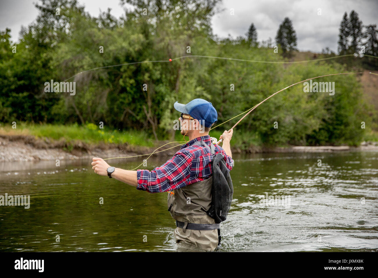 Mann angeln im Fluss, Clark Fork, Montana und Idaho, USA Stockfoto