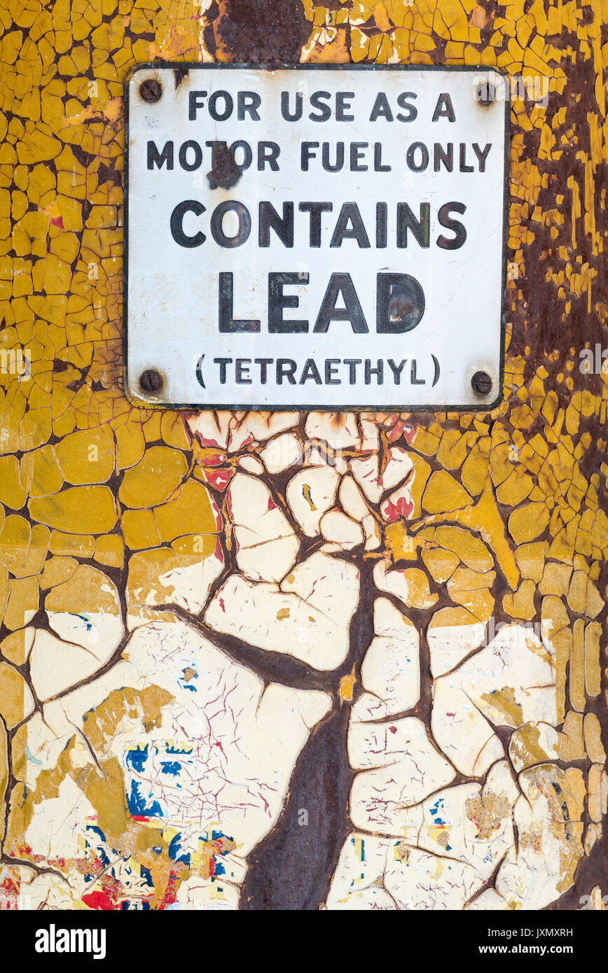 "Enthält Blei" Schild an einer alten Tankstelle in Oregon. Stockfoto