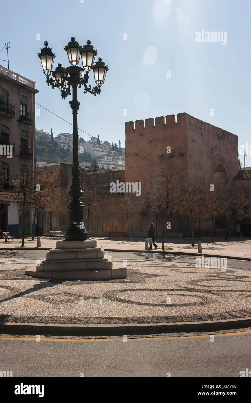 Granada, Spanien - 16. Februar 2013: Mitte Morgensonne auf der Elvira Bogen, Bogen Arabischen, alte Tor zur arabischen Stadt Granada, Andalusien, Spanien Stockfoto