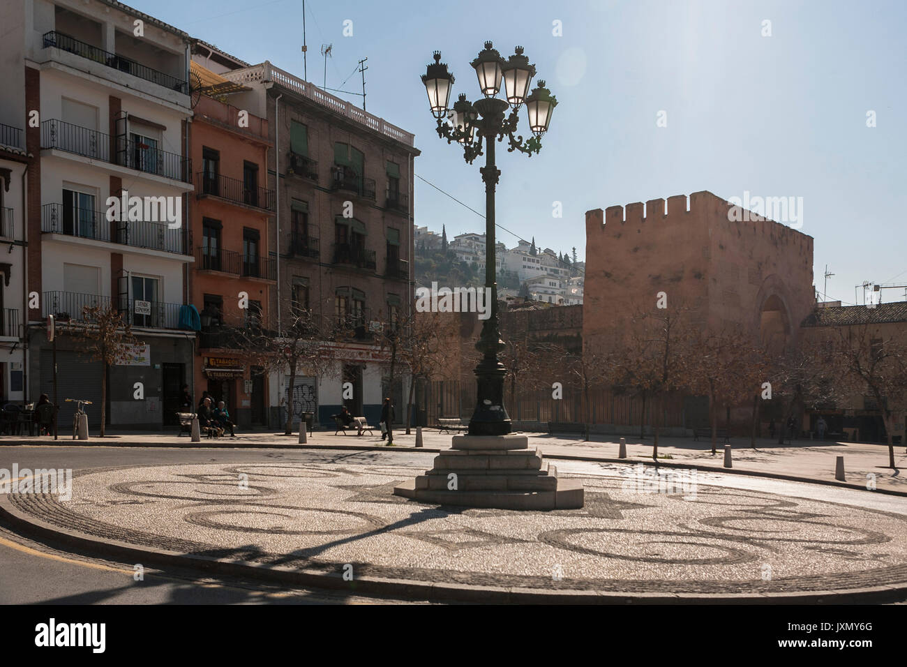 Mitte der Morgensonne auf der Elvira Bogen, Bogen Arabischen, alte Tor zur arabischen Stadt Granada, Andalusien, Spanien Stockfoto