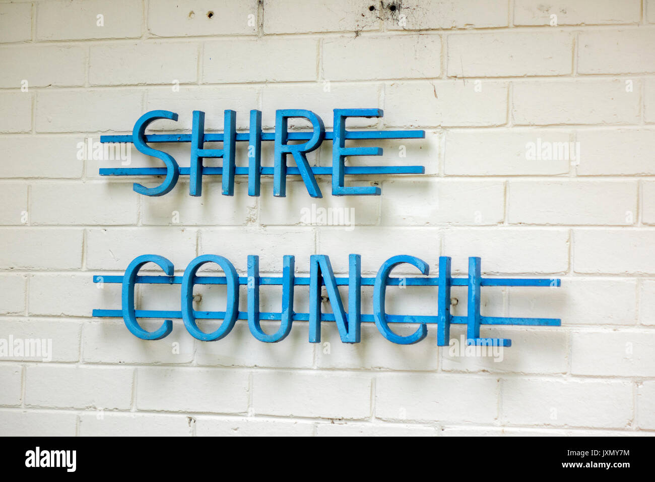 Eine alte Art Blau Metall Shire Rat unterzeichnen auf einer weißen Wand eine Art déco-Design Stockfoto
