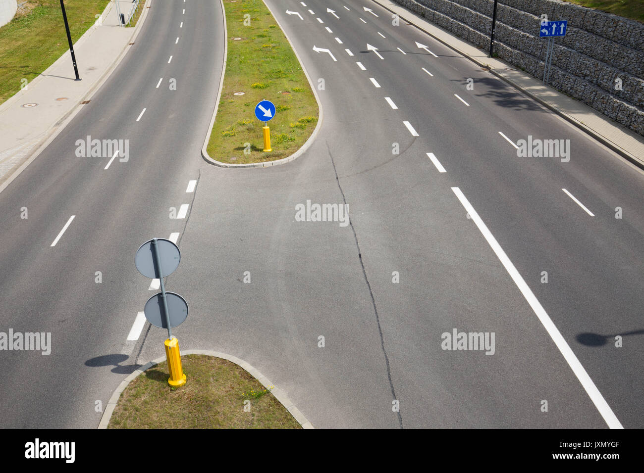Eine neue Fahrbahn mit benannten Straßen und Verkehrsschilder Definition der Richtung des Datenverkehrs Stockfoto