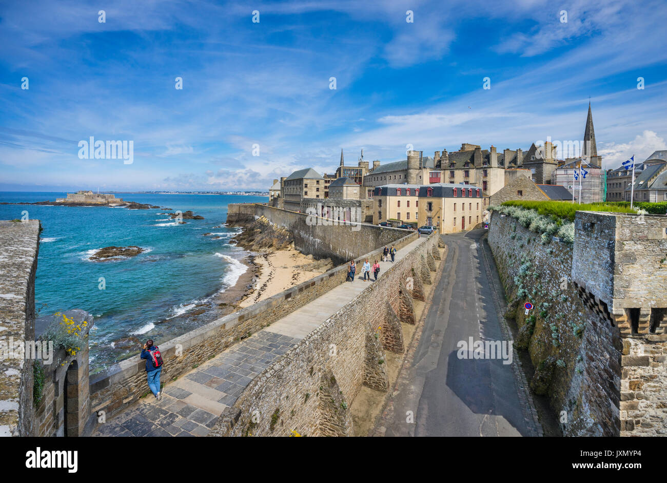 Frankreich, Bretagne, Saint-Malo, Blick auf die Stadtmauern, Fort National von Petits Murs Garten Stockfoto