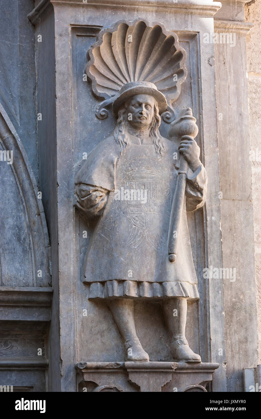 Granada, Spanien - 16. Februar 2013: Entlastung von Macebearers in der renaissance Fassade der Zugriff auf die königliche Kapelle, Granada, Andalusien, Spanien Stockfoto