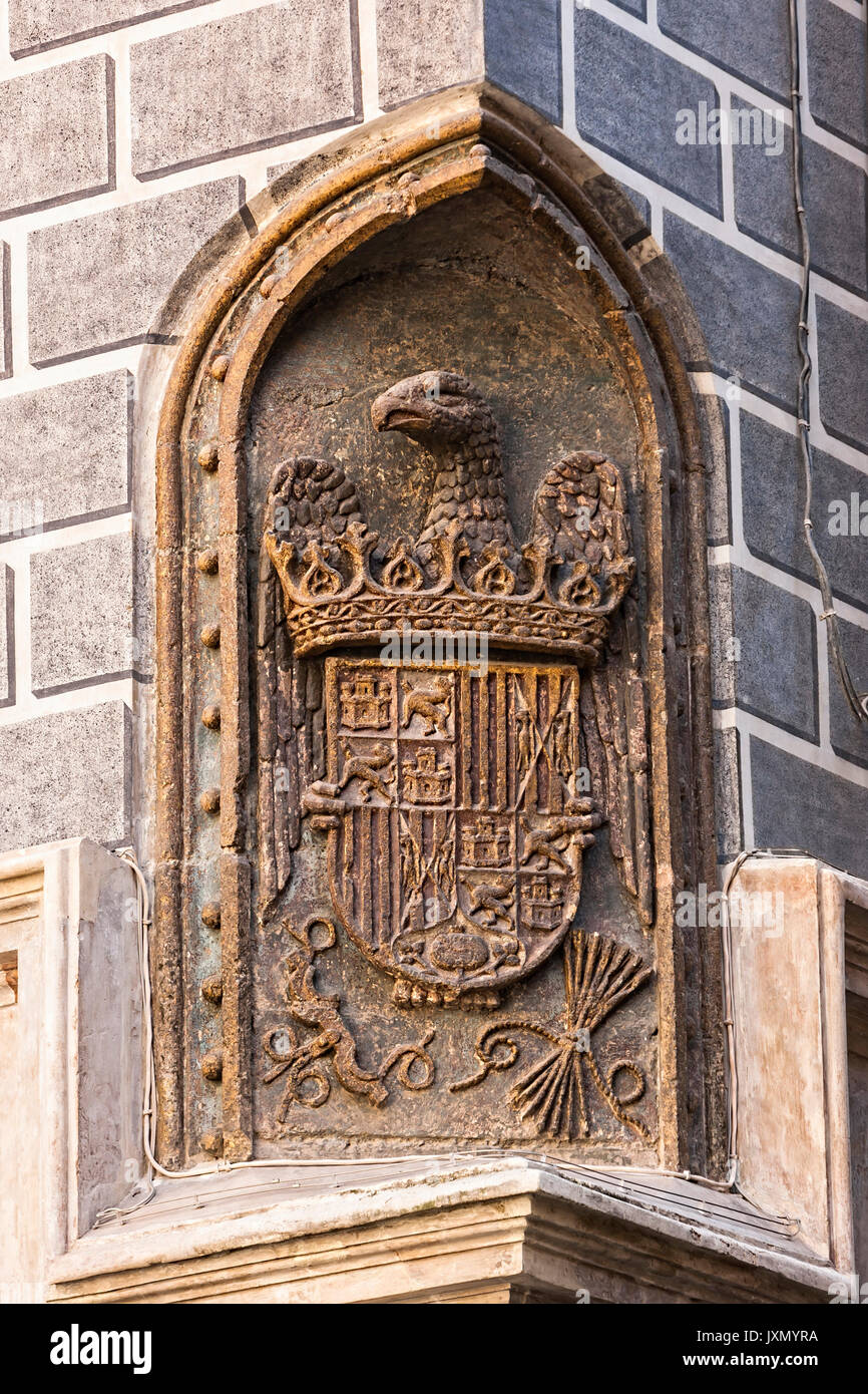 Granada, Spanien - 16. Februar 2013: Royal shield der Katholischen Könige in einer der Ecken des Madrasah von Granada, es war die erste Universität, die f Stockfoto