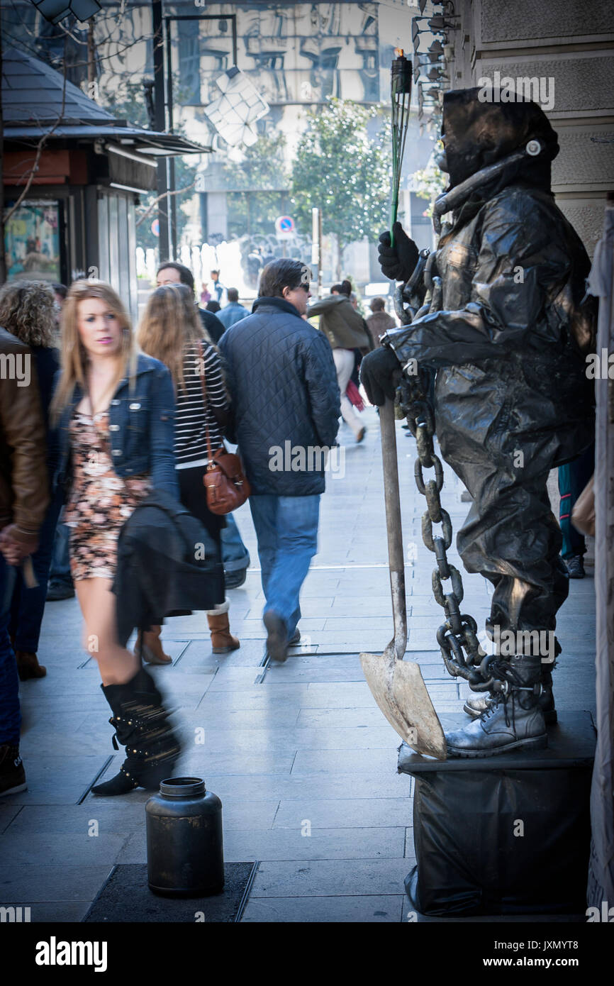 Granada, Spanien - 16. Februar 2013: Menschliche Statue in der Gran Via, der Wanderer, Granada, Andalusien, Spanien Stockfoto