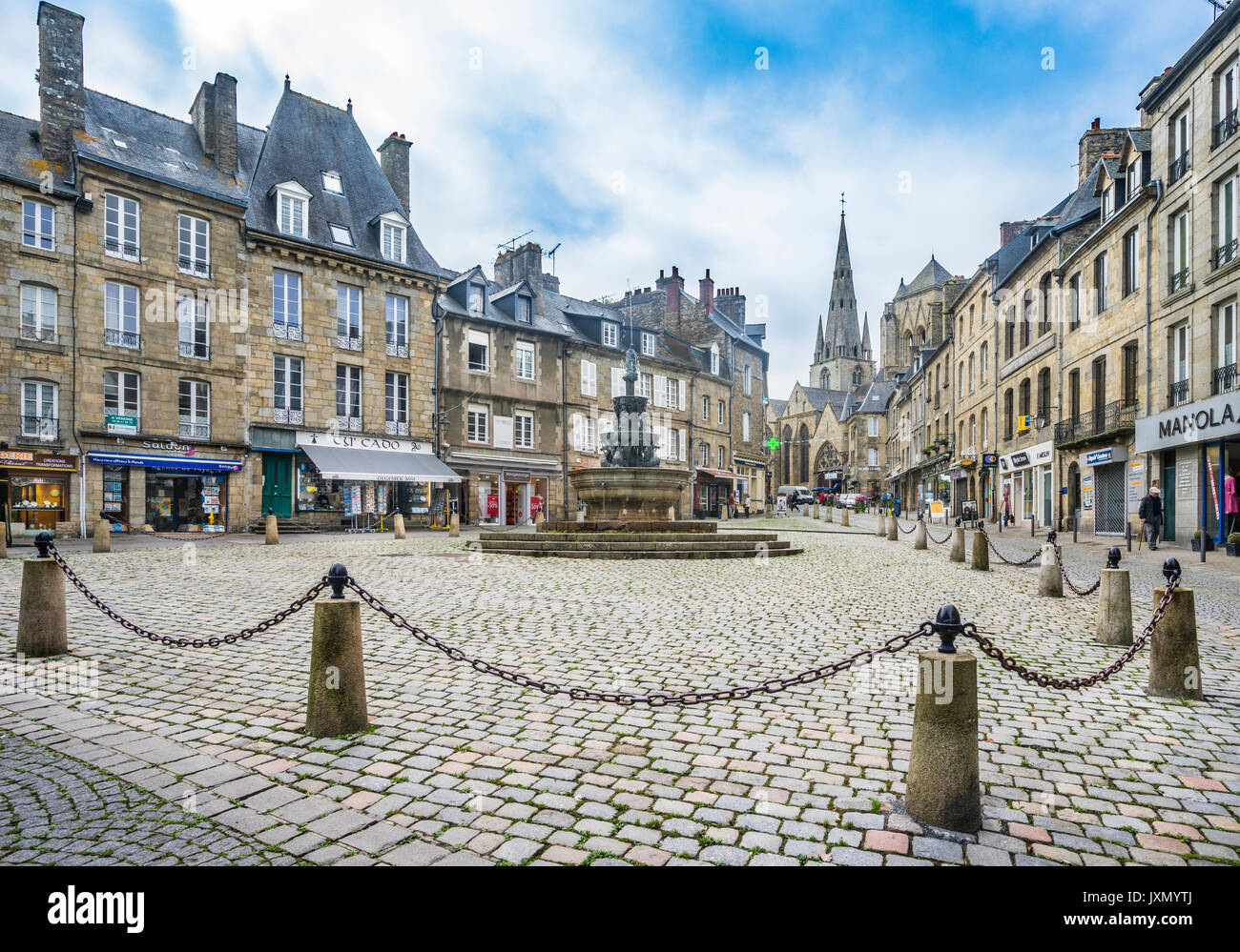 Frankreich, Bretagne, Côtes-d'Armor, Guingamp, Place du Centre und Fontaine de La Plomée im historischen Zentrum von Guingamp Stockfoto