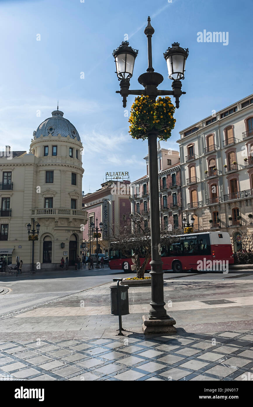 Strassenleuchte und Hotel Victoria in der Ecke mit Recogidas Street und Kino - Theater Aliatar im Hintergrund, Granada, Andalusien, Spanien Stockfoto