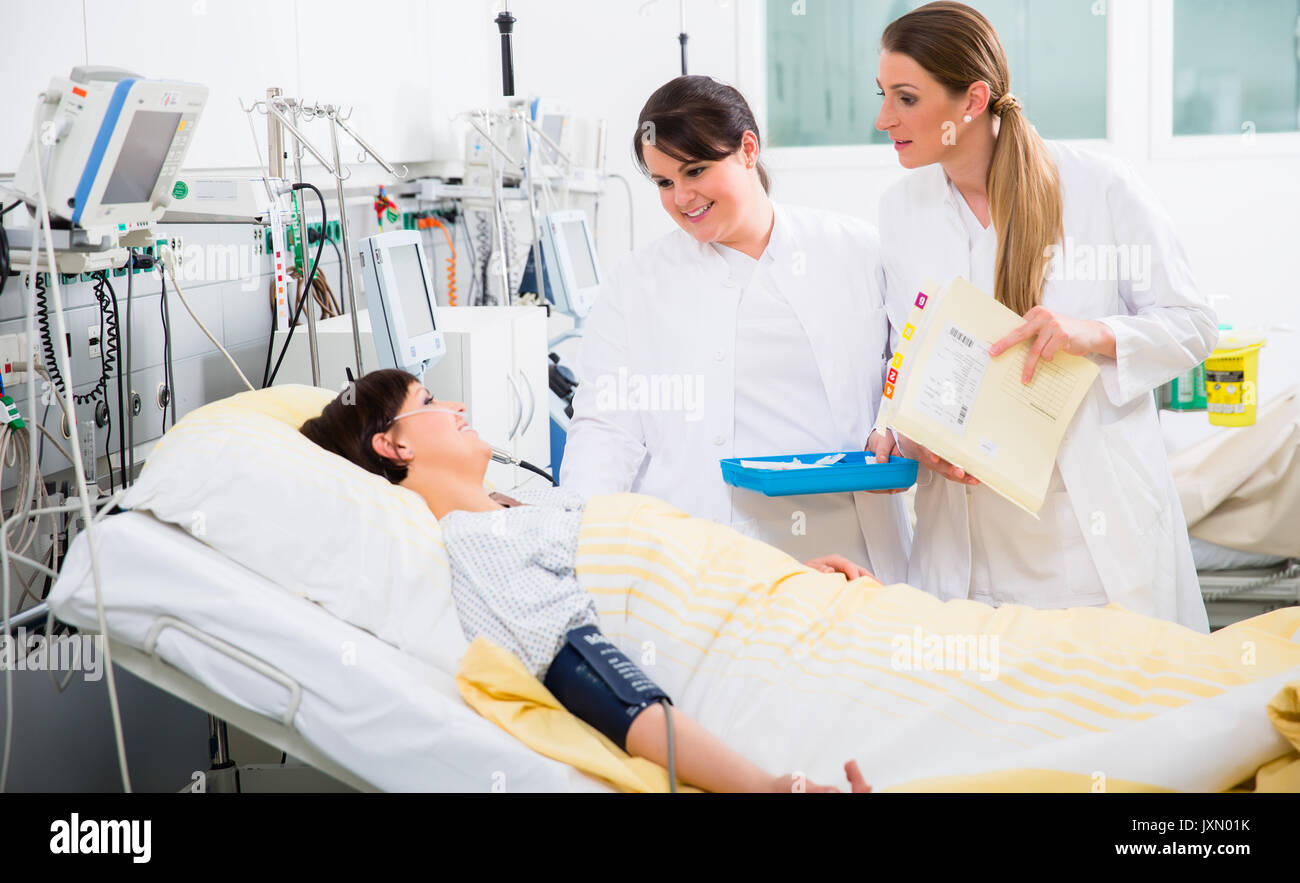 Weibliche Ärzte während der medizinischen Runde auf Intensivstation Stockfoto