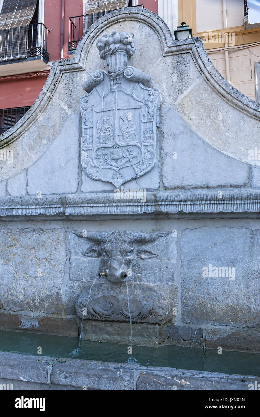 Säule der Stier auf dem Platz vor der St. entfernt. Ana, die Quelle des 16. Jahrhundert zu Diego de Siloe, Granada, Andalusien, Spanien zugeschrieben Stockfoto