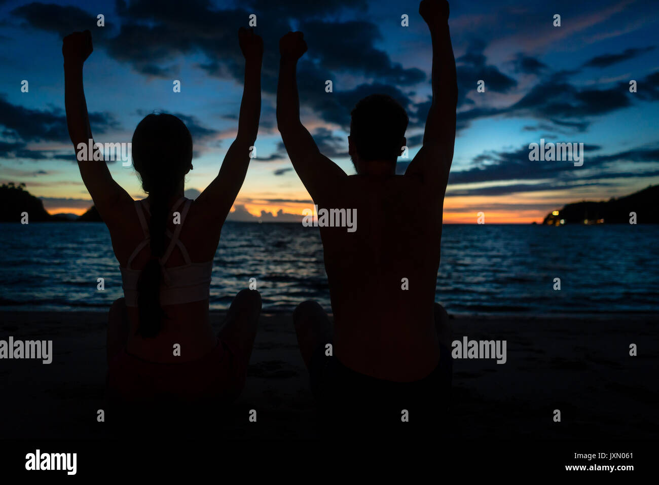 Junges Paar Gefühl glücklich und frei im Sommer Urlaub in Fl Stockfoto