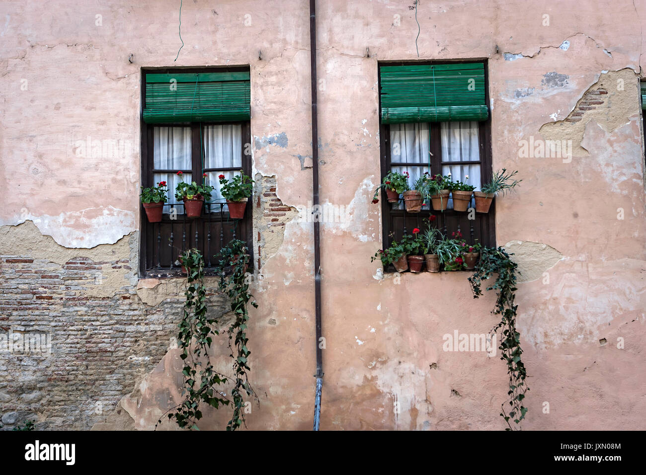 Granada, Spanien - 16. Februar 2013: kokett Fenster in einer Ecke des Albaicín Viertel, Granada, Andalusien, Spanien Stockfoto