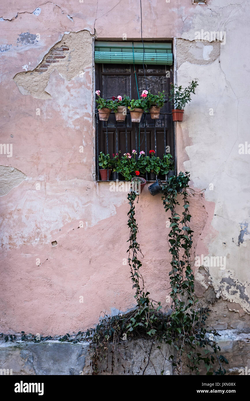 Granada, Spanien - 16. Februar 2013: kokett Fenster in einer Ecke des Albaicín Viertel, Granada, Andalusien, Spanien Stockfoto