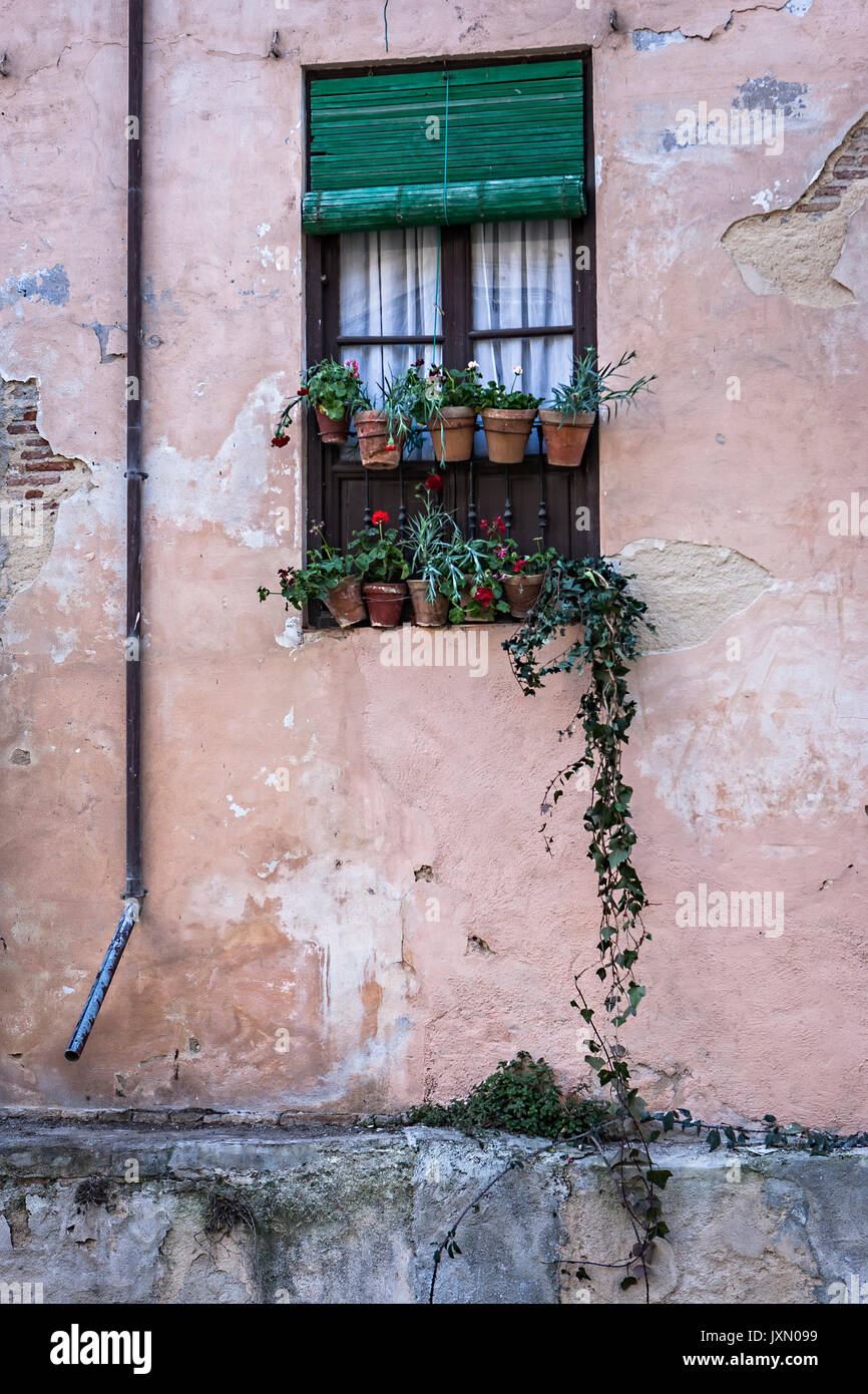 Granada, Spanien - 16. Februar 2013: kokett Fenster in einer Ecke des Albaicín Viertel, Granada, Andalusien, Spanien Stockfoto
