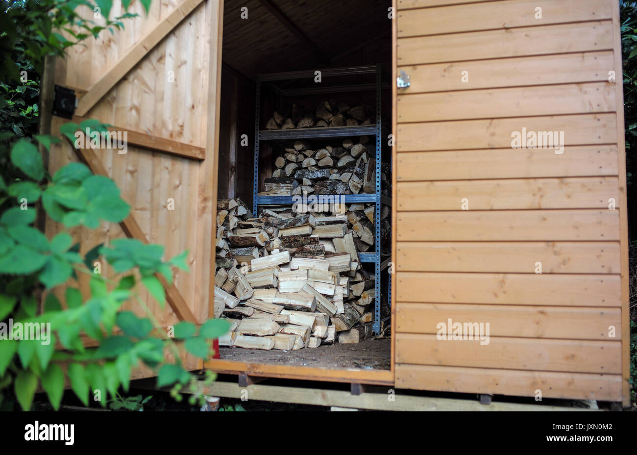 Protokolle in der Halle bereit für die kälteren Monate gestapelt Stockfoto