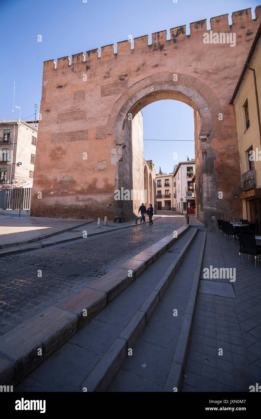 Mitte der Morgensonne auf der Elvira Bogen, Bogen Arabischen, alte Tor zur arabischen Stadt Granada, Andalusien, Spanien Stockfoto