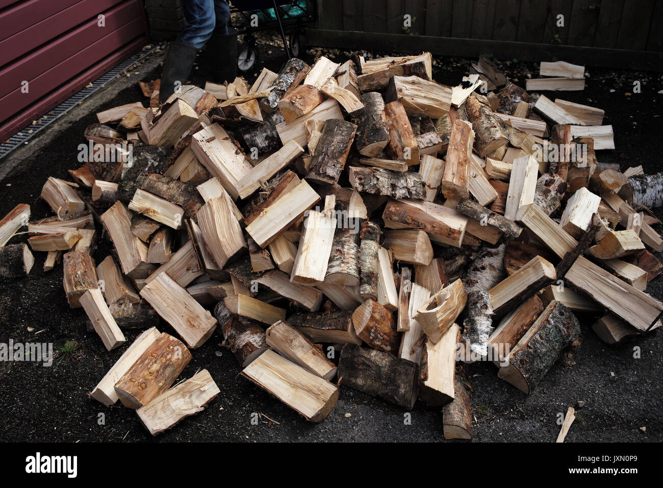 Ein Haufen von gehackten Feuer Rundholz bereit für die kühleren Monate und Winter Stockfoto