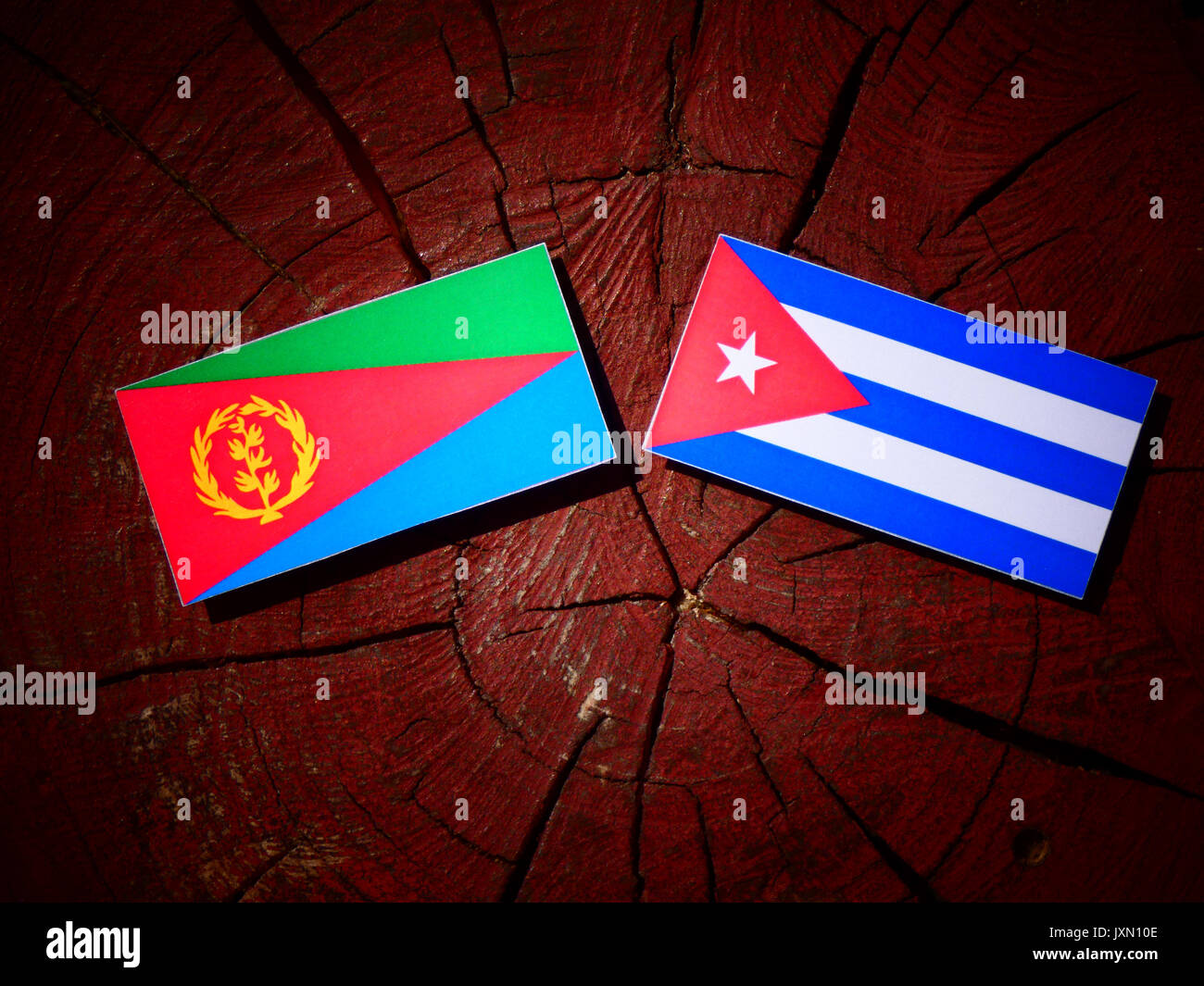 Mit kubanischen Flagge Eritrea Flagge auf einem Baumstumpf isoliert Stockfoto