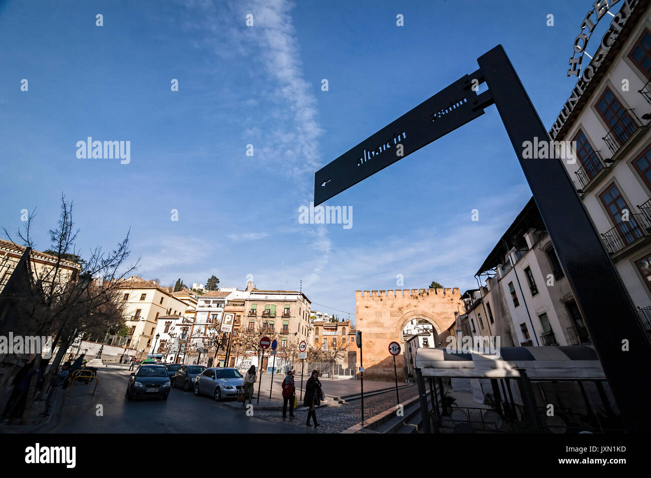 Granada, Spanien - 16. Februar 2013: Platz der Freiheit Wo ist der Bogen von Elvira und beginnt der Aufstieg zum Albaicin Viertel, Granada, Spanien Stockfoto