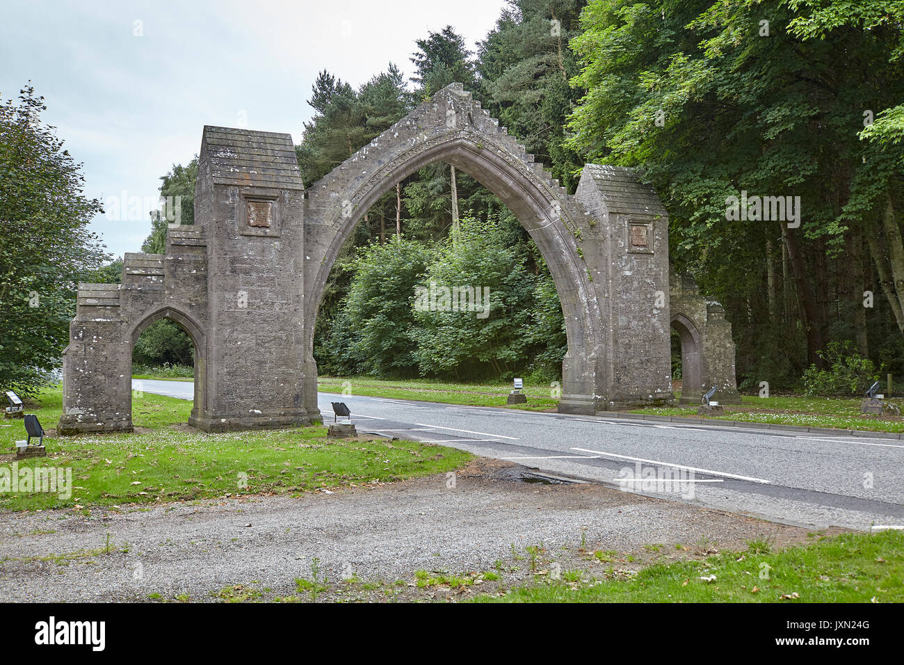 Auf der Suche nach Norden durch das Dalhousie Arch. Edzell High Street, die B 966, Angus, Schottland. Stockfoto