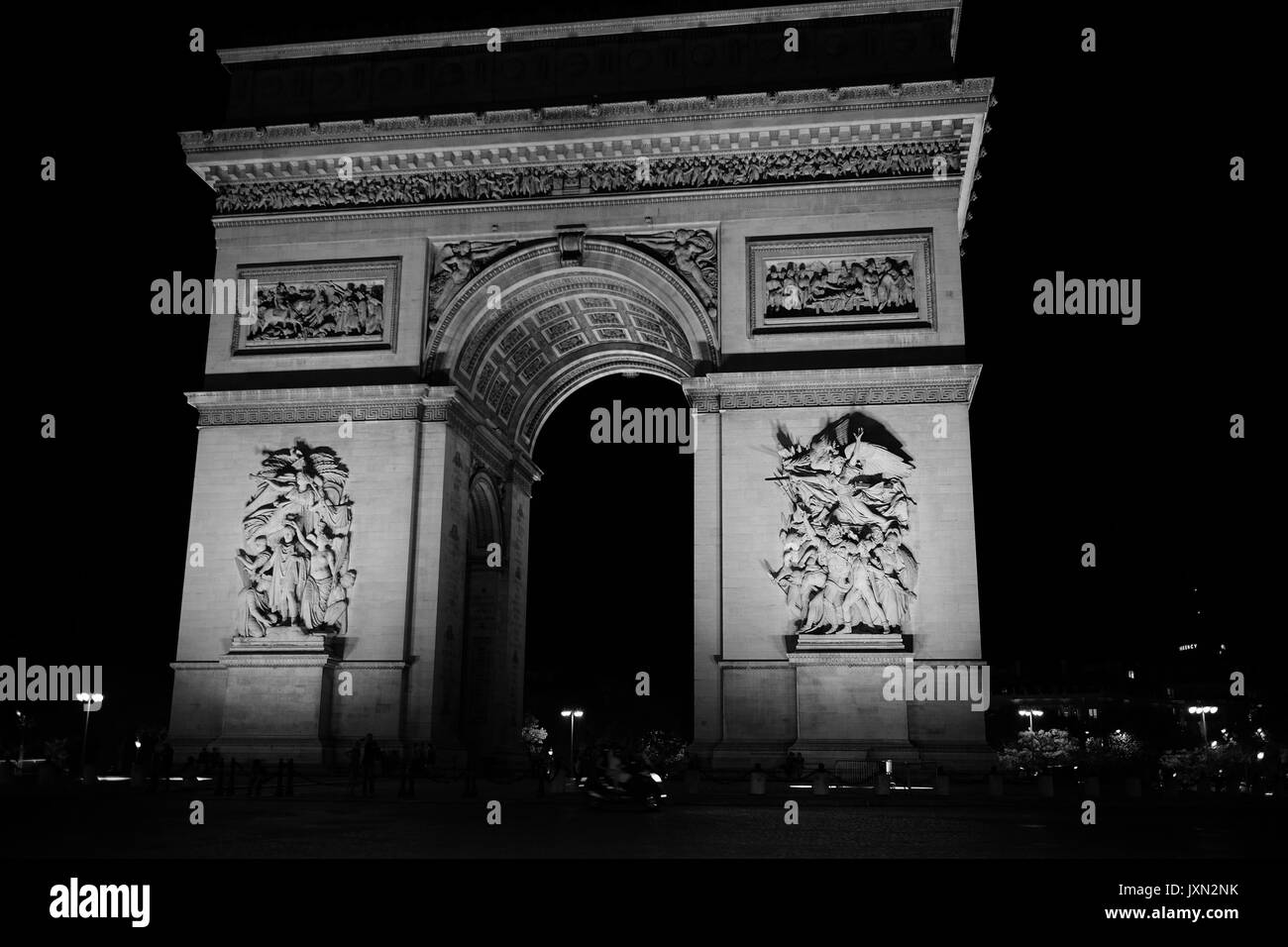 Ein Schuss in der Nacht des Arc de Triomphe de l'Étoile, eines der berühmtesten Denkmäler in Paris getroffen, am Ende der Champs-Élysées Stockfoto