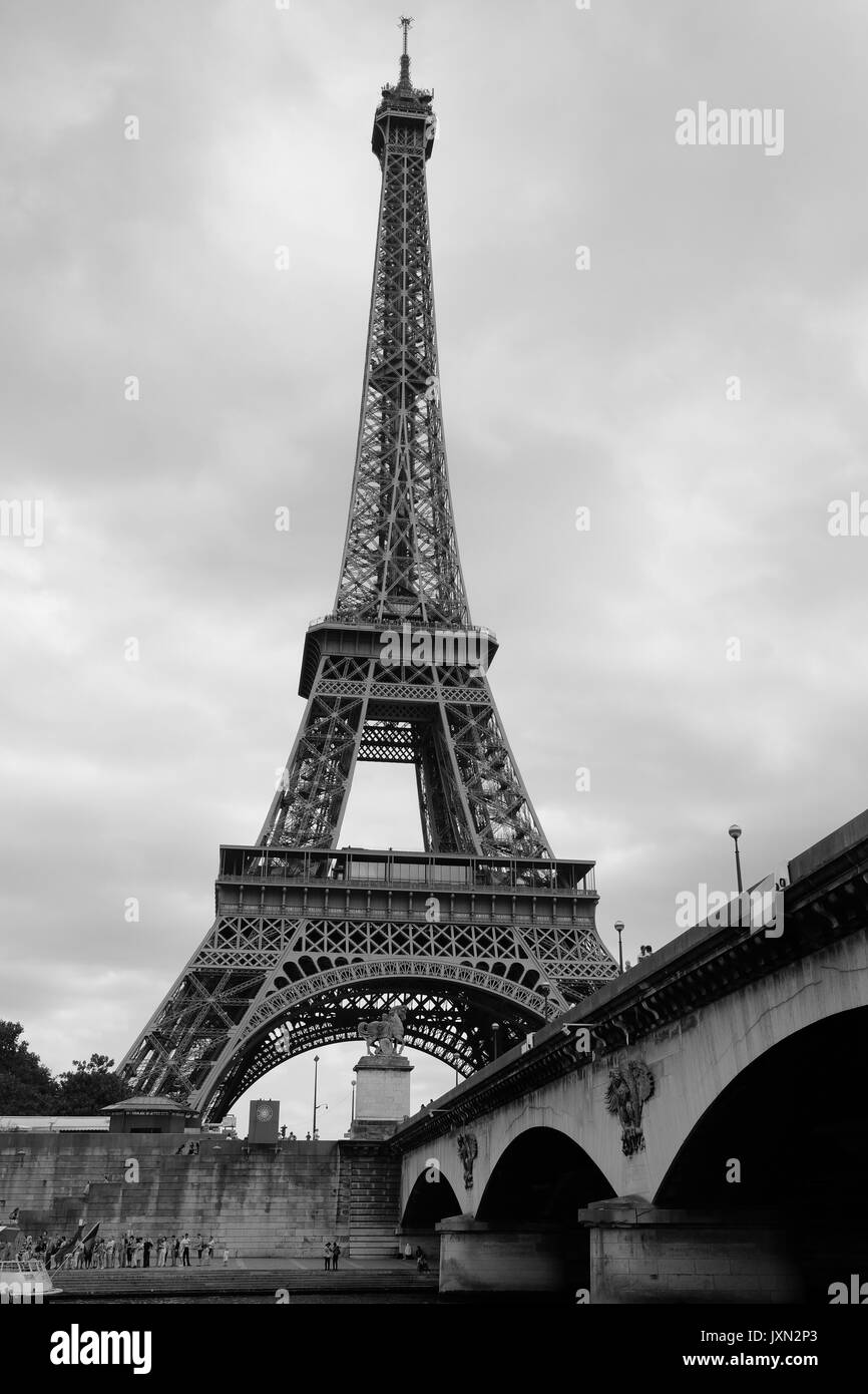 Der Eiffelturm in Paris, wie er von der seine aus gesehen wird, wenn er auf einer Bootstour in Schwarz-Weiß fotografiert wird Stockfoto