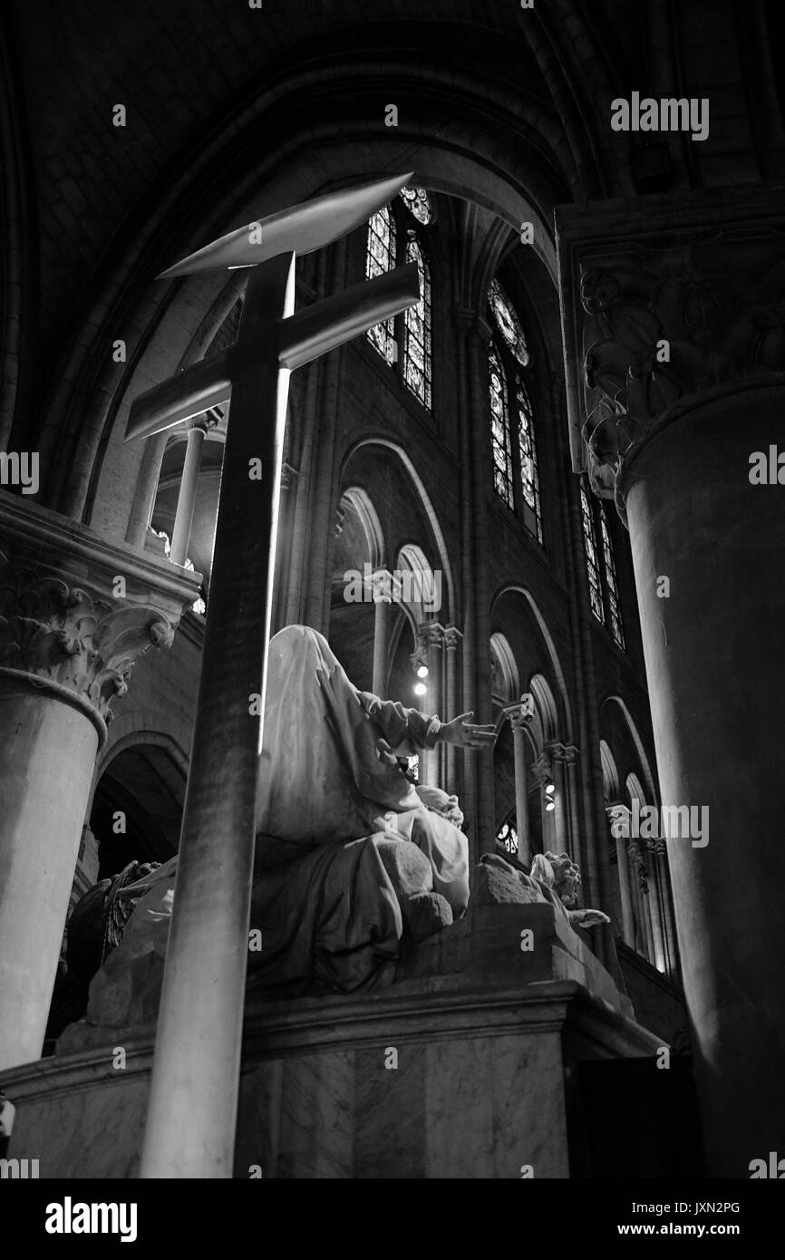 Der Abstieg vom Kreuz Statue in der Kathedrale Notre Dame, Paris von Nicolas Coustou, in natürlichem Licht genommen und geschossen in Schwarz und Weiß. Stockfoto