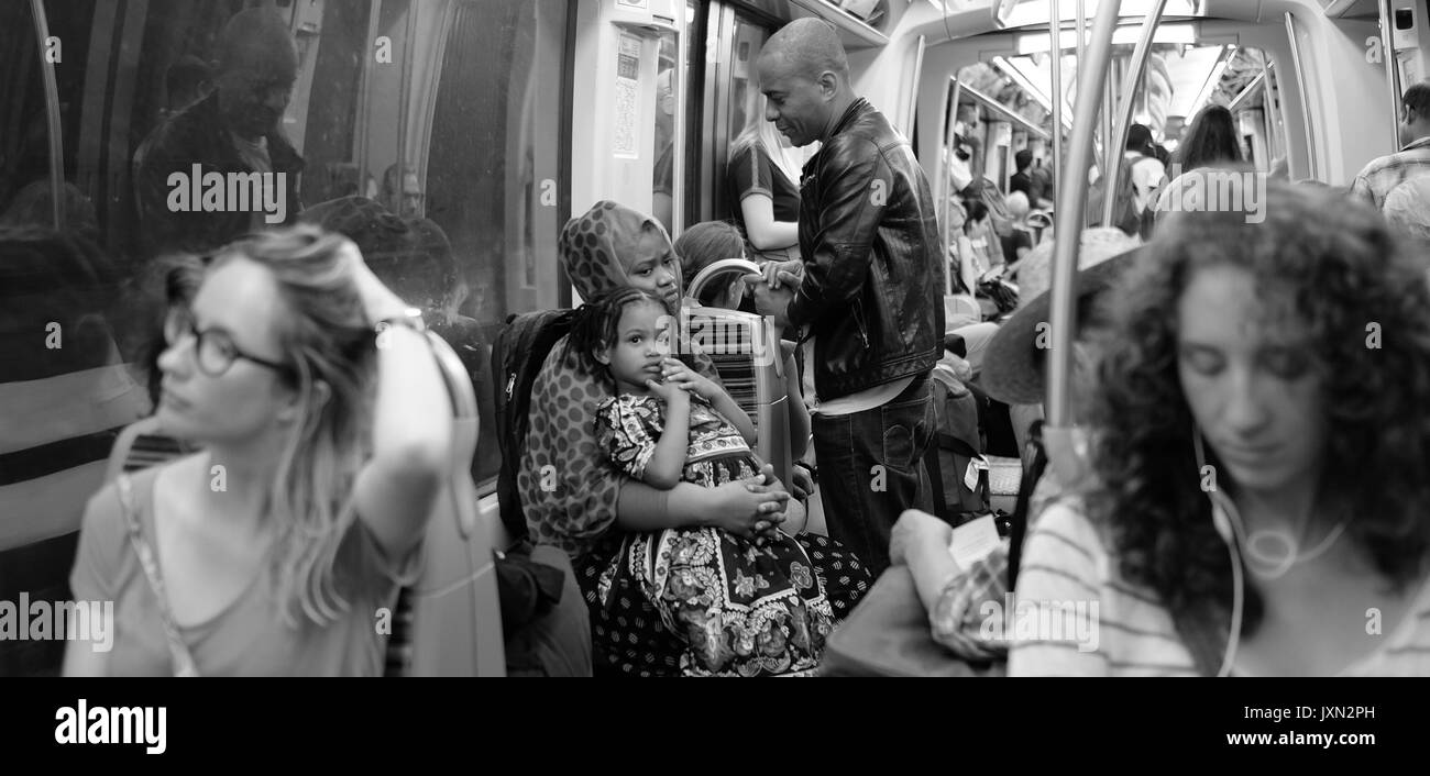 Eine afrikanische Familie reisen mit der Metro in Paris, die Mutter schaut besorgt Stockfoto