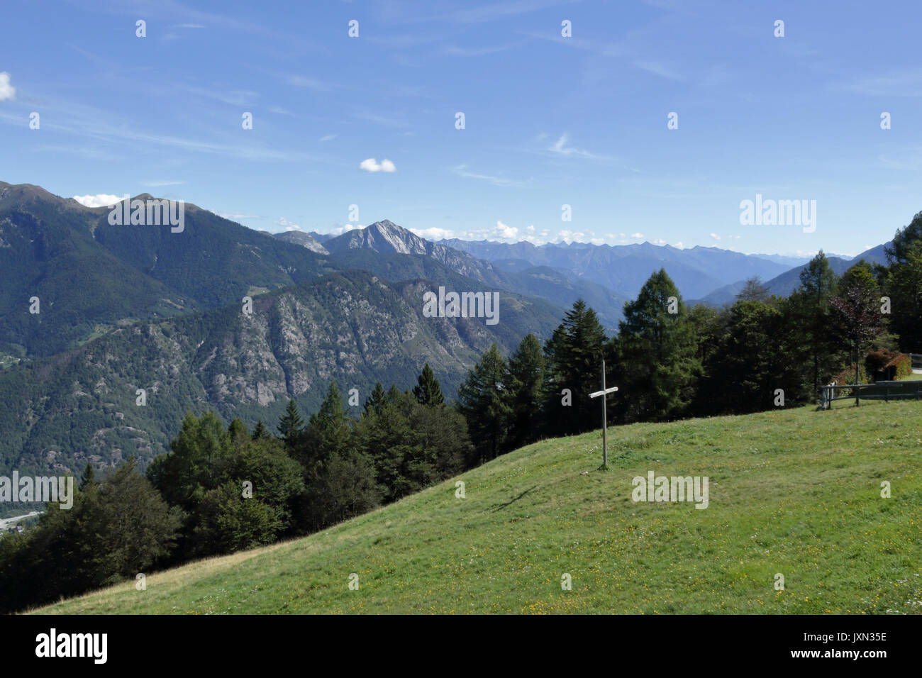 Eine Landschaft von grünen Bergen mit Kiefern und Tannen, Felsen und Gletscher, im Vigezzo Tal, Nördliche Alpen Stockfoto