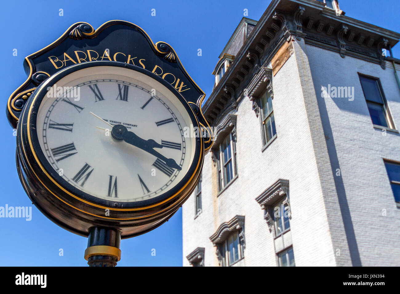 Street clock on 8th Street SE in der Kaserne Zeile Nachbarschaft, Washington, D.C., USA. Stockfoto