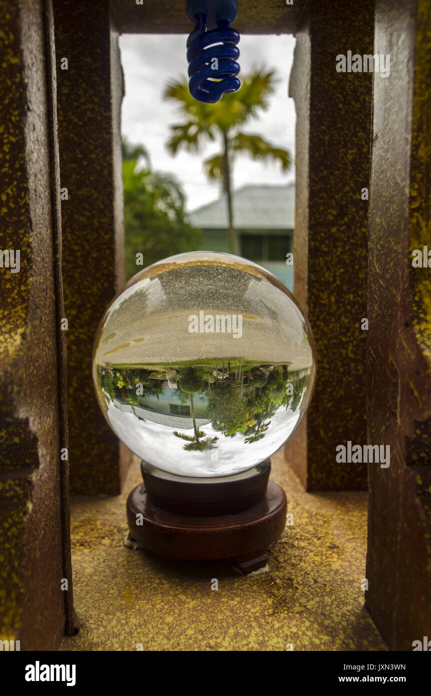 Wat Rong Sear Tean, Glas Kugel zeigt Hintergrund dahinter auf blauen Tempel, Chiang Rai, Thailand upsidedown Stockfoto