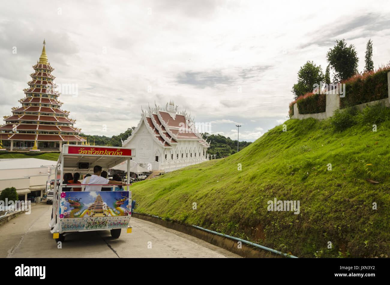 Wat Huai Pla Kung, Shuttle Bus fährt nach unten Straße mit riesigen chinesischen Stil Pagode, Chiang Rai, Thailand Stockfoto