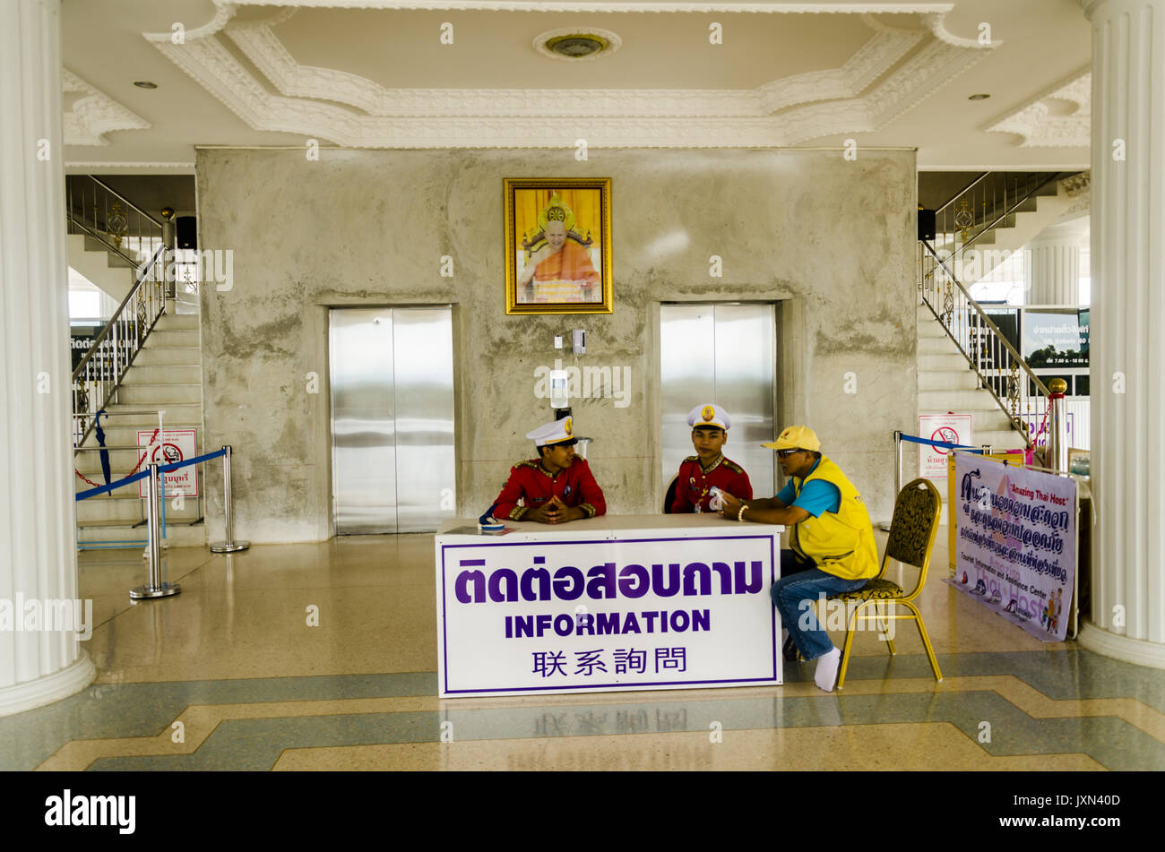 Wat Huai Pla Kung 9 Stufe Tempel, Aufzug an der gigantischen chinesischen Stil Buddha Statue, touristische Informationen, Männer in Uniformen, Chiang Rai Thailand Stockfoto