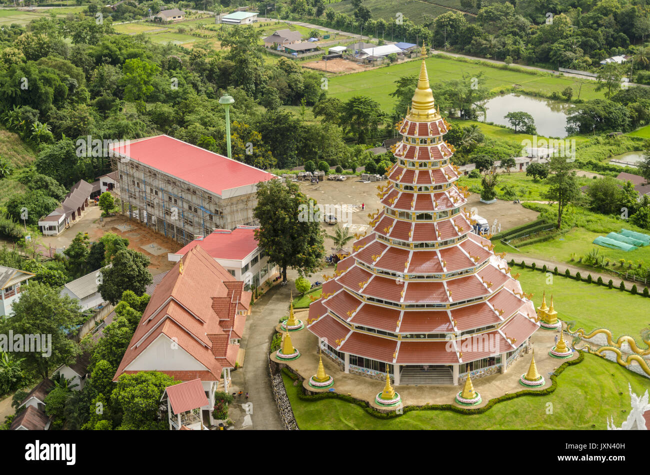 Wat Huai Pla Kung, Luftaufnahme auf große Pagode von der Oberseite des riesigen chinesischen Stil Buddha Statue, Chiang Rai, Thailand Stockfoto