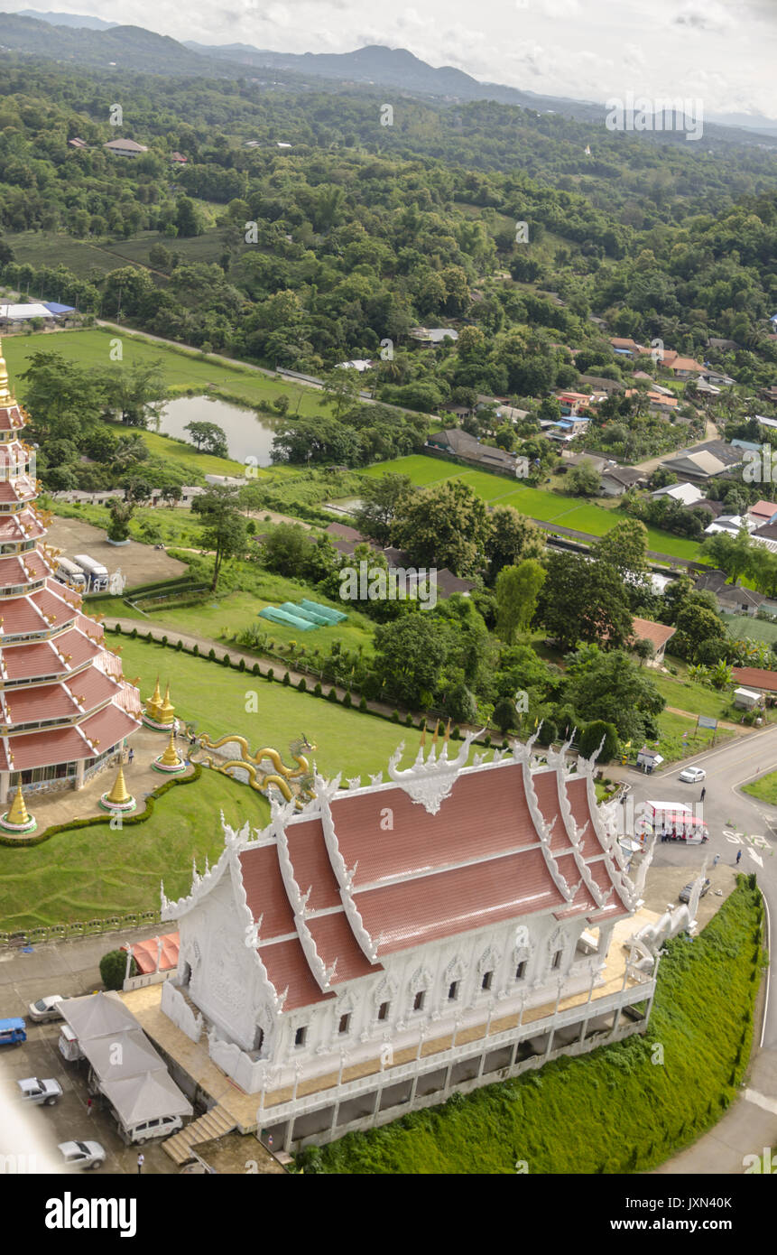Wat Huai Pla Kung, Luftaufnahme auf große Pagode von der Oberseite des riesigen chinesischen Stil Buddha Statue, Chiang Rai, Thailand Stockfoto