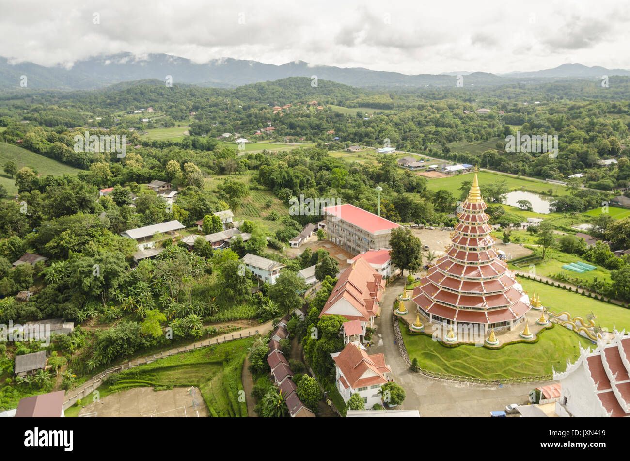 Wat Huai Pla Kung, Luftaufnahme auf große Pagode von der Oberseite des riesigen chinesischen Stil Buddha Statue, Chiang Rai, Thailand Stockfoto