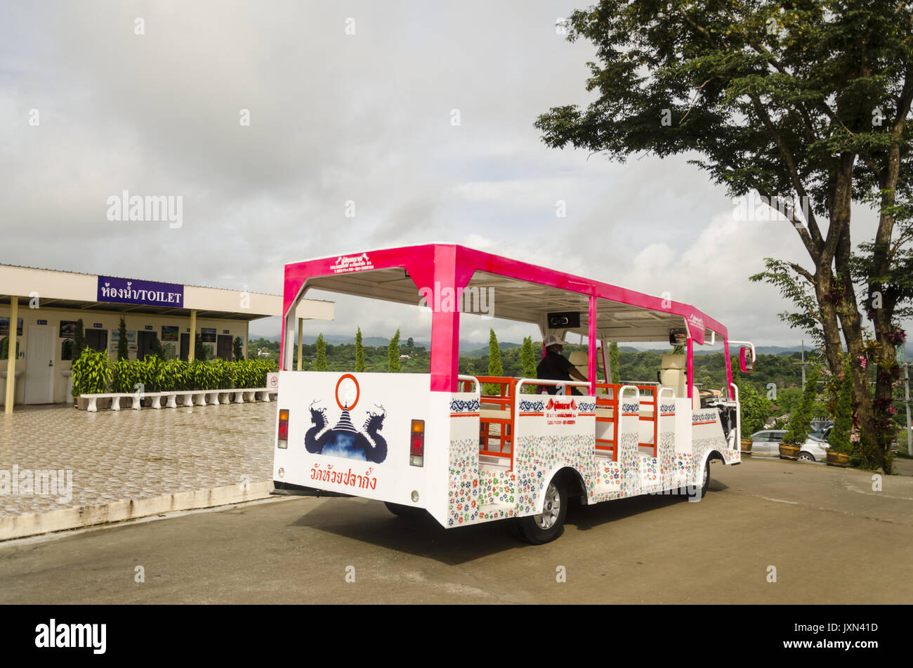 Wat Huai Pla Kung, ziemlich Shuttle Bus wartet auf Passagiere von wc Gebäude, Chiang Rai, Thailand Stockfoto