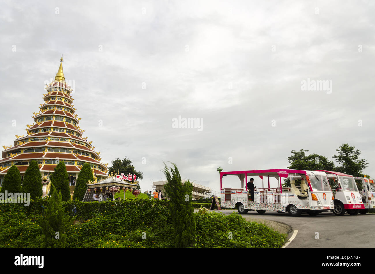 Wat Huai Pla Kung, Shuttle Busse auf dem Parkplatz von riesigen chinesischen Stil Pagode, Chiang Rai, Thailand Stockfoto