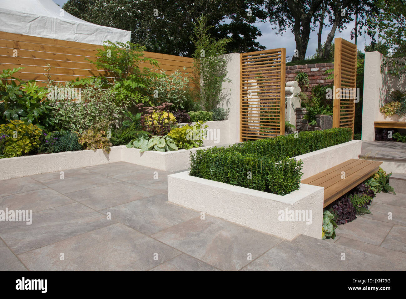 Southport, Merseyside, UK. 2017. "Eine moderne, zeitgenössische Garten im Innenhof Zimmer, Grenzen, Terrasse und Wasser. Der letzte Tag für die Vorbereitungen für die Flower Show als Aussteller, Garten Designer, und floralen Künstler hinzufügen, um den letzten Schliff an die Exponate die Besucher zu diesem berühmten jährlichen Ereignis zu Wow. Stockfoto