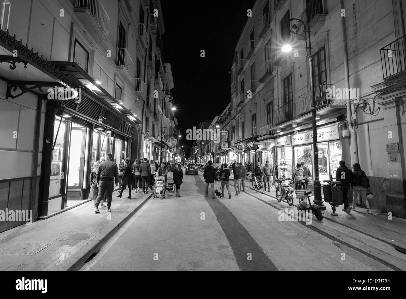 Die Menschen genießen Sie einen abendlichen Spaziergang (PASSEGGIATA) auf dem Corso Italia, in Sorrento, Italien Stockfoto