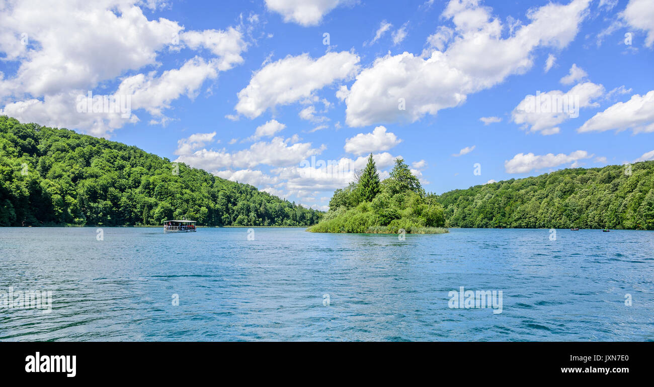 Touristen fahren auf Sportboote auf See Kazyak, im Nationalpark Plitvicer Seen. Stockfoto