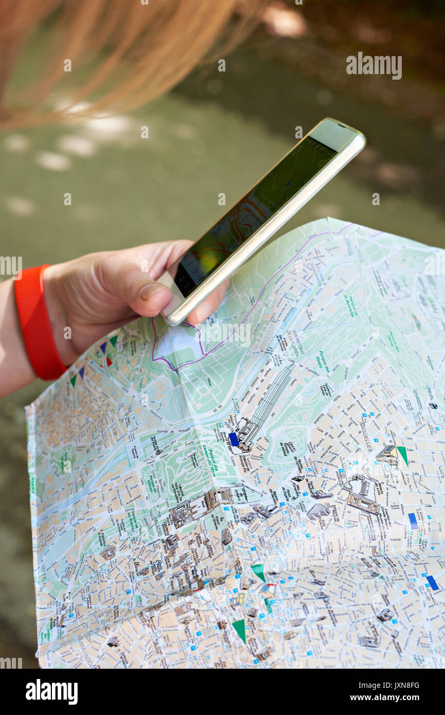 Smartphone mit GPS-Navigator und Karte in den Händen eines Touristen Stockfoto