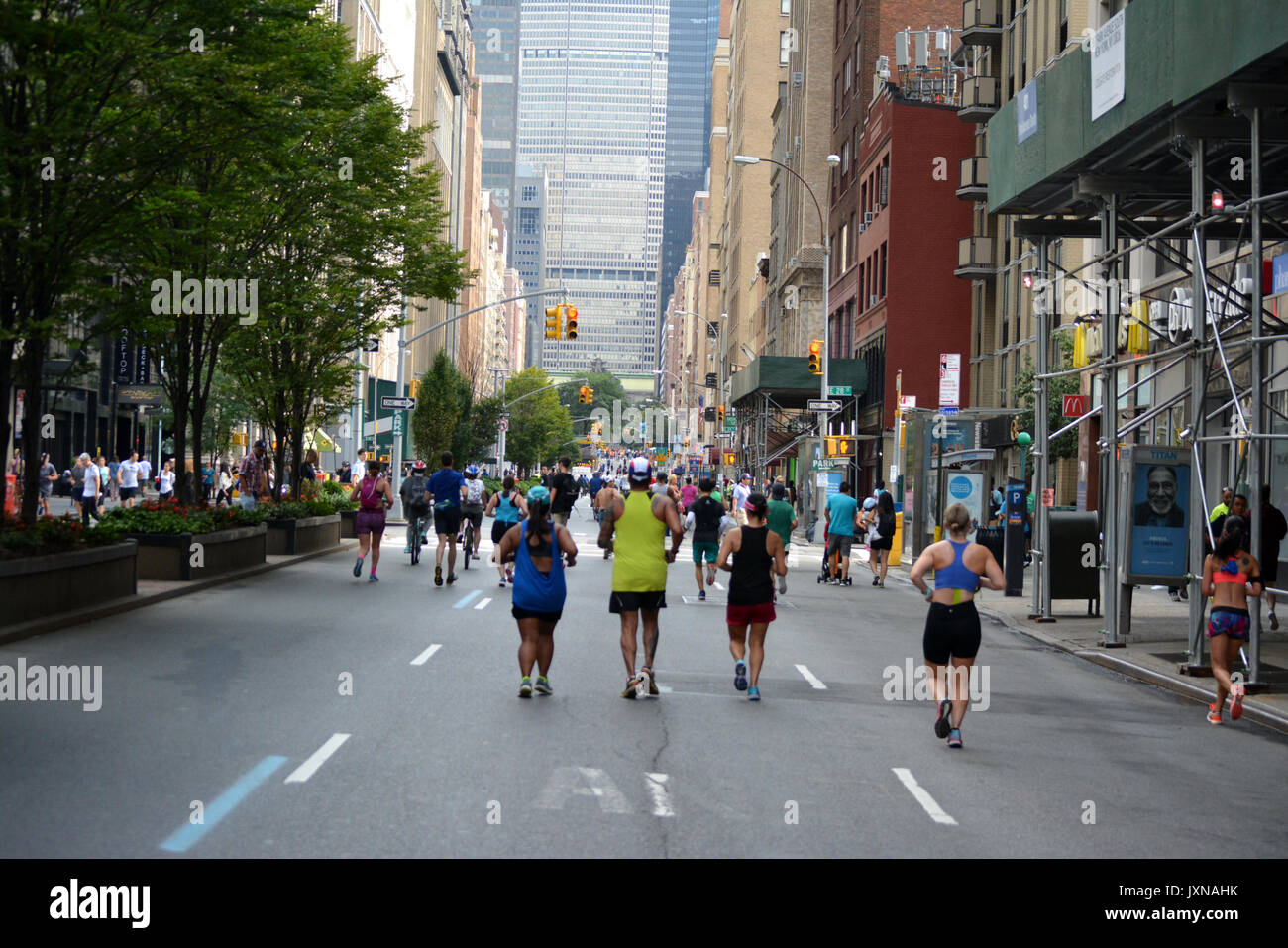 Menschen auf der Park Avenue, die an der jährlichen Auto Sommer Straßen Ereignis in New York City. Stockfoto